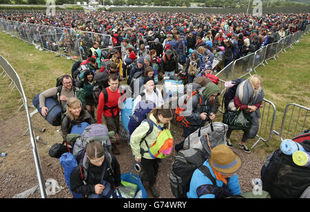 Glastonbury Festival 2014 - Vorbereitungen. Festivalbesucher, die zum Glastonbury Festival auf der Worthy Farm in Somerset kommen. Stockfoto