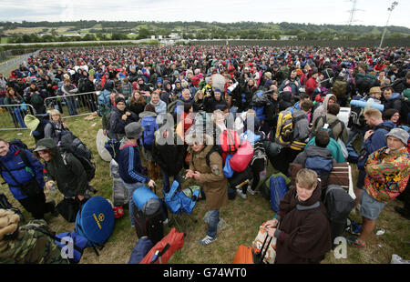 Glastonbury Festival 2014 - Vorbereitungen. Festivalbesucher, die zum Glastonbury Festival auf der Worthy Farm in Somerset kommen. Stockfoto