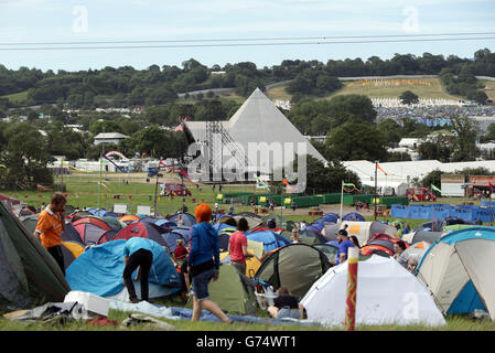 Glastonbury Festival 2014 - Vorbereitungen. Festivalbesucher zelten beim Glastonbury Festival auf der Worthy Farm in Somerset. Stockfoto