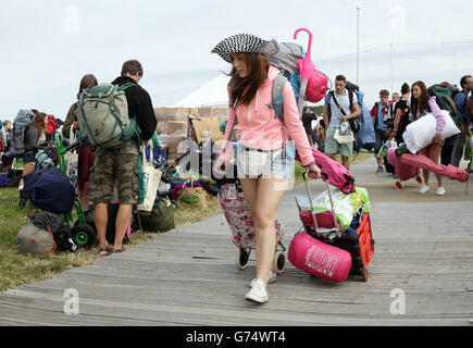 Glastonbury Festival 2014 - Vorbereitungen. Festivalbesucher, die zum Glastonbury Festival auf der Worthy Farm in Somerset kommen. Stockfoto