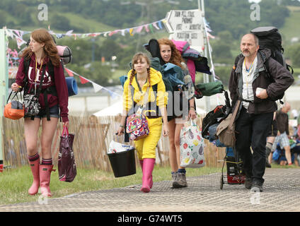 Festivalbesucher, die zum Glastonbury Festival kommen, auf der Worthy Farm in Somerset. Stockfoto