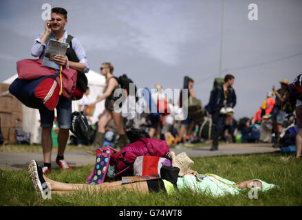 Festivalbesucher, die zum Glastonbury Festival kommen, auf der Worthy Farm in Somerset. Stockfoto