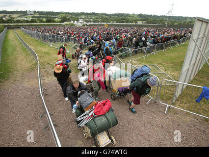 Festivalbesucher, die zum Glastonbury Festival kommen, auf der Worthy Farm in Somerset. Stockfoto