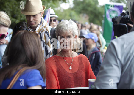 Judy Murray serviert Lavazza-Kaffee an Tennisfans, die im All England Lawn Tennis Club in Wimbledon im Südwesten Londons Schlange stehen. Stockfoto