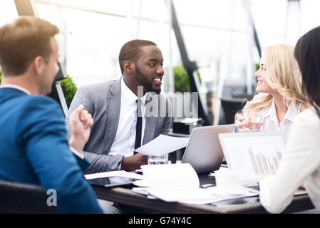 Angenehme beteiligten Kolleginnen und Kollegen diskutieren Projekt Stockfoto