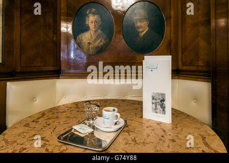 Innenansicht des historischen Café Tomaselli, Salzburg, Österreich Stockfoto