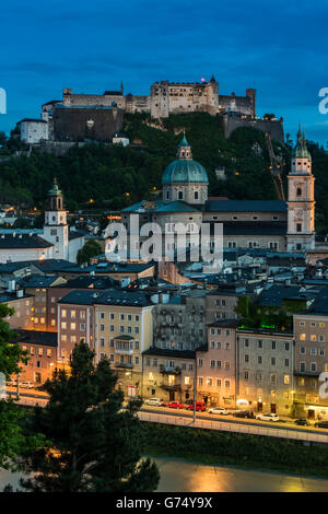 Die Skyline der Stadt in der Abenddämmerung, Salzburg, Österreich Stockfoto