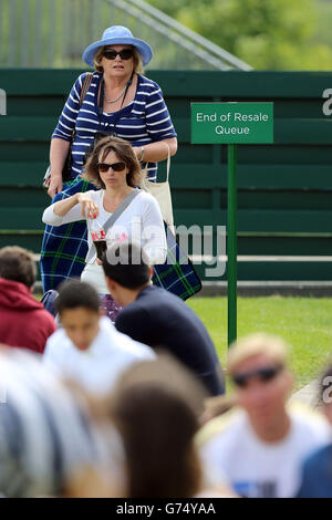 An Tag vier der Wimbledon Championships im All England Lawn Tennis and Croquet Club, Wimbledon, warten Fans in der Wiederverkaufsposition auf Eintrittskarten für den Platz. Stockfoto