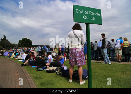 An Tag vier der Wimbledon Championships im All England Lawn Tennis and Croquet Club, Wimbledon, warten Fans in der Wiederverkaufsposition auf Eintrittskarten für den Platz. Stockfoto