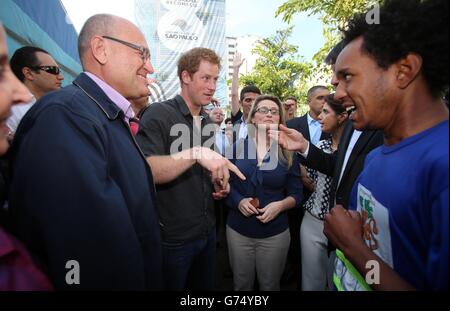 Prinz Harry spricht mit Ärzten und Crack-Süchtigen, während er das Open-Arms-Projekt besucht, das zur Reduzierung von Kriminalität und Drogenmissbrauch im Gebiet von Cracoladia in Sao Paolo beiträgt, während er seine Reise durch Brasilien fortsetzt. Stockfoto