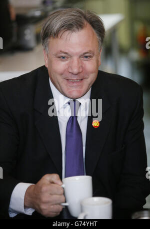 Shadow Chancellor Ed Balls bei einem Besuch im Café Nr. 9 in Edinburgh, Schottland. Stockfoto