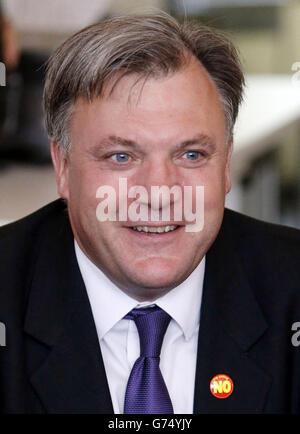 Shadow Chancellor Ed Balls bei einem Besuch im Café Nr. 9 in Edinburgh, Schottland. Stockfoto