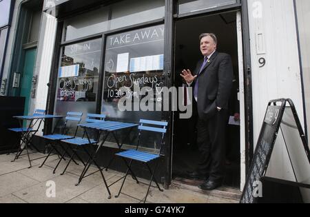 Shadow Chancellor Ed Balls bei einem Besuch im Café Nr. 9 in Edinburgh, Schottland. Stockfoto