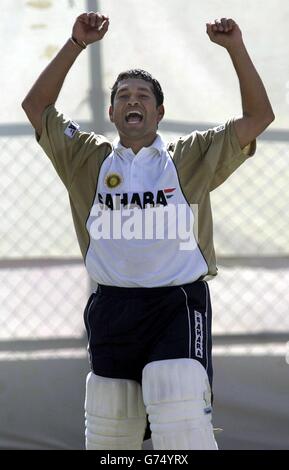 Der indische Schlagmann und Teilzeit-Bowler Sachin Tendulkar feiert während des Trainings im Sardar Patel Gujarat Stadium in Ahmedabad, Indien, ein Wicket. Indien spielt England 11/12/01 im zweiten Testspiel in Ahmedabad. Stockfoto