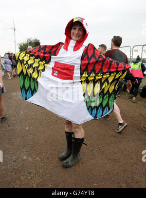 Festivalbesucher während eines Regenschauers auf dem Glastonbury Festival, würdig Farm in Somerset. Stockfoto