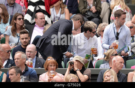 Tennis - Wimbledon Championships 2014 - Tag 4 - All England Lawn Tennis und Croquet Club. Eine Richtung: Liam Payne (links) und Niall Horan (zweite rechts) am Center Court Stockfoto