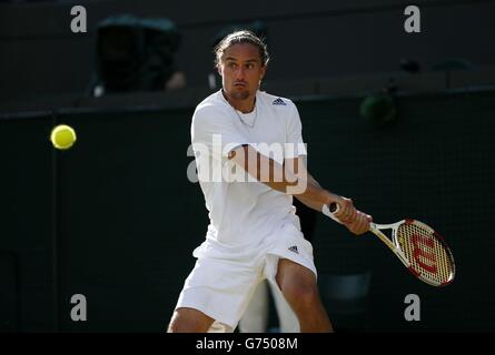 Der Ukrainer Alexandr Dolgopolov im Einsatz gegen den Bulgaren Grigor Dimitrov am fünften Tag der Wimbledon-Meisterschaften im All England Lawn Tennis und Croquet Club, Wimbledon. Stockfoto