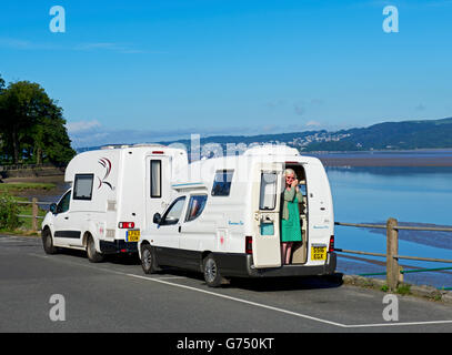 Zwei Romahome Wohnmobile geparkt durch den Fluss Kent bei Arnside, Cumbria, England UK Stockfoto