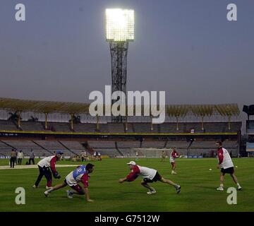 CRICKET IN KALKUTTA ZU ÜBEN Stockfoto