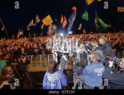 Gewinnen Sie Butler of Arcade Fire, der auf der Pyramid Stage beim Glastonbury Festival auf der Worthy Farm in Somerset auftrat. Stockfoto