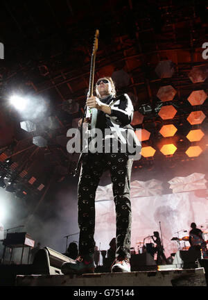 Gewinnen Sie Butler of Arcade Fire, der auf der Pyramid Stage beim Glastonbury Festival auf der Worthy Farm in Somerset auftrat. Stockfoto