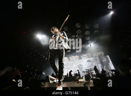 Gewinnen Sie Butler of Arcade Fire, der auf der Pyramid Stage beim Glastonbury Festival auf der Worthy Farm in Somerset auftrat. Stockfoto