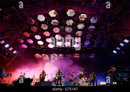 Arcade Fire auf der Pyramid Stage beim Glastonbury Festival, auf der Worthy Farm in Somerset. Stockfoto