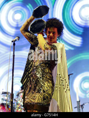 Regine Chassagne von Arcade Fire tritt auf der Pyramid-Bühne beim Glastonbury Festival auf der Worthy Farm in Somerset auf. Stockfoto