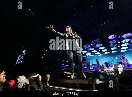 Gewinnen Sie Butler of Arcade Fire, der auf der Pyramid Stage beim Glastonbury Festival auf der Worthy Farm in Somerset auftrat. Stockfoto