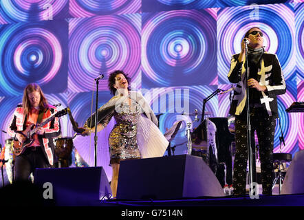 Glastonbury Festival 2014 - Tag 1. Arcade Fire auf der Pyramid Stage beim Glastonbury Festival, auf der Worthy Farm in Somerset. Stockfoto