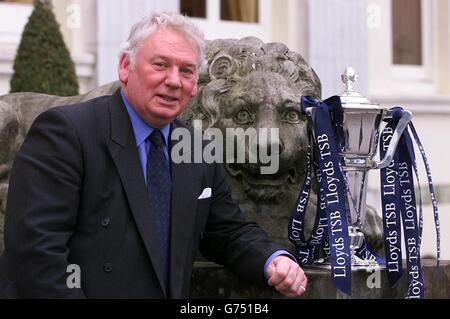 Allan Hosie, Vorsitzender des Six Nations Komitees mit der Lloyds TSB Six Nations Trophäe im Stoke Park Club, Stoke Poges, Buckinghamshire. Stockfoto