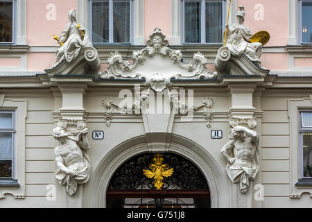 Atlantes Marmor Skulpturen schmücken die Fassade eines Gebäudes in der Altstadt, Wien, Österreich Stockfoto