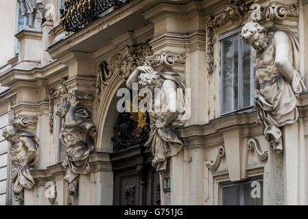 Atlantes Marmor Skulpturen schmücken die Fassade eines Gebäudes in der Altstadt, Wien, Österreich Stockfoto