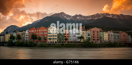 Panorama Blick bei Sonnenuntergang über bunte Gebäude entlang Inn Fluss, Innsbruck, Tirol, Österreich Stockfoto