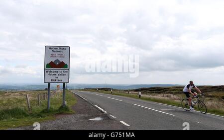 Tour de France Vorbereitungen. Radfahrer auf Holme Moss Teil der Etappe 2 der Route, der zweithöchsten Steigung auf dem englischen Teil der Tour. Stockfoto