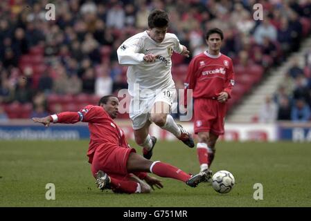 Middlesbrough-Skipper Paul Ince (links) schiebt sich während ihres FA-Barclaycard-Premiership-Spiels im Riverside Stadium auf Harry Kewell von Leeds United (Mitte) ein. Stockfoto