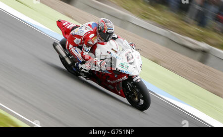 BMW- Buildbase der Ryuichi Kiyonari von BMW Motorrad nimmt 2014 an der MCE Britsh Superbike Championship, Runde 4, in Zusammenarbeit mit Pirelli während des MCE British Superbike Championship Race auf Knockhill Racing Circuit, Fife, Teil. Stockfoto