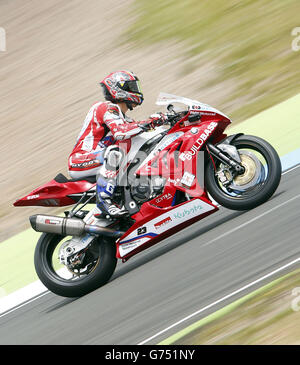 BMW- Buildbase der Ryuichi Kiyonari von BMW Motorrad nimmt 2014 an der MCE Britsh Superbike Championship, Runde 4, in Zusammenarbeit mit Pirelli während des MCE British Superbike Championship Race auf Knockhill Racing Circuit, Fife, Teil. Stockfoto