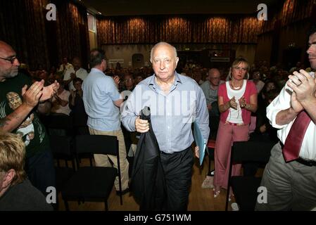 Arthur Scargill, der ehemalige Führer der National Union of Miners, kommt am Lehrerausbildungskolleg von St. Mary an der Falls Road in Belfast an, wo er einen Vortrag für das West Belfast Festival hielt. Stockfoto