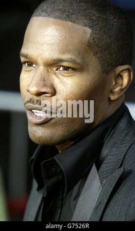 Der Schauspieler Jamie Foxx, einer der Stars des neuen Thriller-Films „Collateral“, posiert neben einem Filmplakat aus dem Film, als er zur Premiere des Films in Los Angeles kommt. Der Film erzählt die Geschichte eines Taxifahrers, gespielt von Jamie Foxx, Der sich als Geisel eines fesselnden Auftragsmörders wiederfindet, gespielt von Tom Cruise , als er während einer Nacht in Los Angeles von Hit zu Hit seine Runden dreht.der Film von Michael Mann wird am 6. August in den USA eröffnet. Stockfoto