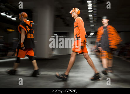 Models auf dem Laufsteg während der KTZ-Show auf der London Collections: Men Fashion Show des British Fashion Council 2014 im Old Sorting Office im Zentrum von London. Stockfoto