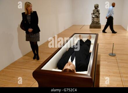 Besucher der neuen Ausstellung Human Factor: The Figure in Contemporary Sculpture der Hayward Gallery sehen sich ein Werk mit dem Titel Now von Maurzio Cattelan an, das morgen für die Öffentlichkeit zugänglich ist. Stockfoto