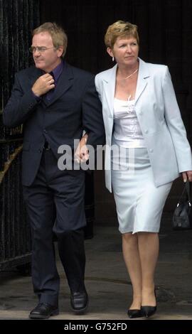 Jenny Shipley (rechts) und ihr Partner Ken Smyth vor dem Rathaus von Barrow wegen der Untersuchung des Todes ihres Sohnes, des 20-geborenen Privates David Shipley, der in Deepcut Barracks in Surrey ausgebildet wurde, Und ertrunken Teilnahme an Spielen, während in Bielefeld Armeestandort in Nordwest-Deutschland im Juni 2002, im Alter von 20. Stockfoto