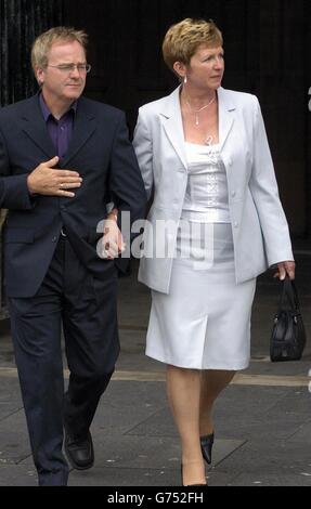 Jenny Shipley (rechts) und ihr Partner Ken Smyth vor dem Rathaus von Barrow wegen der Untersuchung des Todes ihres Sohnes, des 20-geborenen Privates David Shipley, der in Deepcut Barracks in Surrey ausgebildet wurde, Und ertrunken Teilnahme an Spielen, während in Bielefeld Armeestandort in Nordwest-Deutschland im Juni 2002, im Alter von 20. Stockfoto