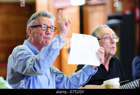 Michael Palin und Eric Idle sind am ersten Tag der Proben in London zu sehen, für ihre neue Show Monty Python Live (Mostly), die am 1.-5. Juli, 15., 16., 18.-20. Juli in der O2 Arena in London zu sehen ist. Stockfoto