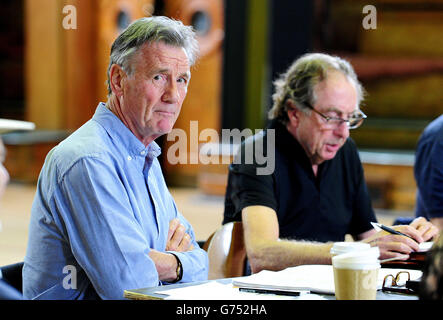 Michael Palin und Eric Idle sind am ersten Tag der Proben in London zu sehen, für ihre neue Show Monty Python Live (Mostly), die am 1.-5. Juli, 15., 16., 18.-20. Juli in der O2 Arena in London zu sehen ist. Stockfoto