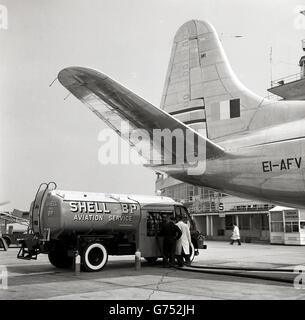 1950, historische, Bild zeigt eine Shell-BP Aviation Service Fahrzeug betanken eine irische Fluggesellschaft Aer Lingus Viscount EI-AFV Flugzeuge am Flughafen Dublin, Irland. Stockfoto