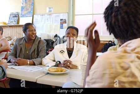 Die Leiterin des Oberhauses, Baroness Amos (Mitte), unterstützt das Obdachlosenproblem Londons während eines Besuchs bei Cricklewood Homeless Concern (CHC) in Brent, im Norden Londons. Der Besuch unterstreicht das sich wandelnde Gesicht der Obdachlosigkeit in London, da Zentren sich um eine ständig wachsende Zahl von Einwanderern aus einigen der ärmsten und am stärksten vom Krieg verwüsteten Nationen Afrikas kümmern. Ebenfalls abgebildet ist die Managerin im Livingstone House Hostel in Brent Erika Smith, die einige der Kunden der Wohltätigkeitsorganisation trifft. Stockfoto