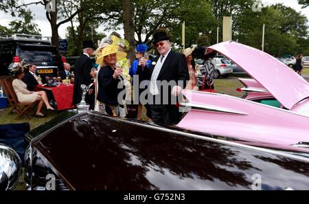 Rennfahrer genießen ihre Picknicks auf dem Parkplatz am zweiten Tag des Royal Ascot Meeting 2014 auf der Ascot Racecourse, Berkshire. Stockfoto