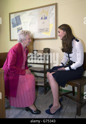 Die Herzogin von Cambridge spricht mit Bletchley-Veteranen Lady Marion Body, die ihre Großmutter kannte, während eines Besuchs im Bletchley Park in Buckinghamshire, um den Abschluss eines einjährigen Restaurierungsprojekts zu markieren, das die Gebäude in ihr Aussehen im Zweiten Weltkrieg zurückgebracht und neue Besuchereinrichtungen geschaffen hat. Stockfoto